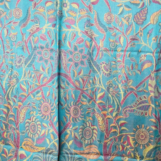 Original Paisley Schal in Türkisblau mit Pfauen- und Lebensbaum-Motiv aus Leinen und Seide, orientalisches Jacquard-Design, luxuriöse Unisex Tuch Indien video