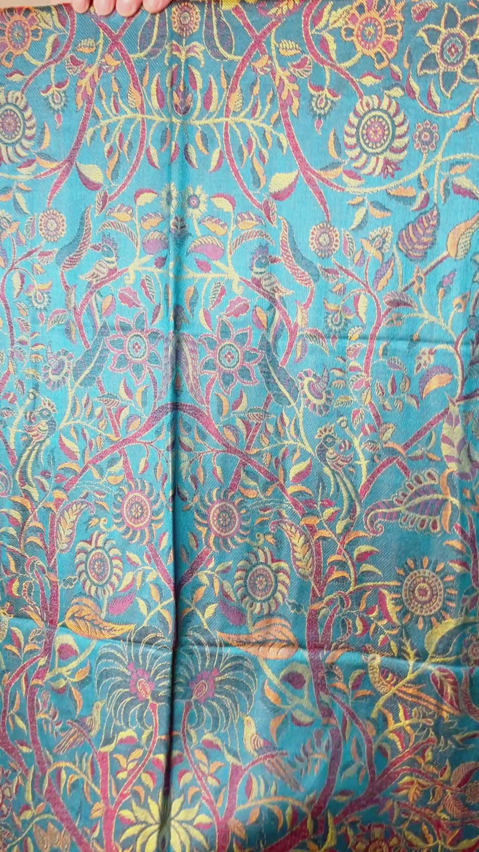 Original Paisley Schal in Türkisblau mit Pfauen- und Lebensbaum-Motiv aus Leinen und Seide, orientalisches Jacquard-Design, luxuriöse Unisex Tuch Indien video