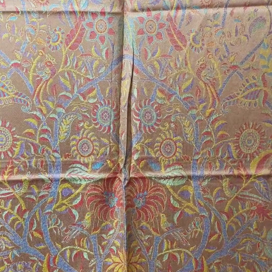 Original Paisley Schal in Bronze mit Pfauen- und Lebensbaum-Motiv aus Leinen und Seide, farbenfrohes Jacquard-Design, luxuriöse Unisex Tuch aus Indien video
