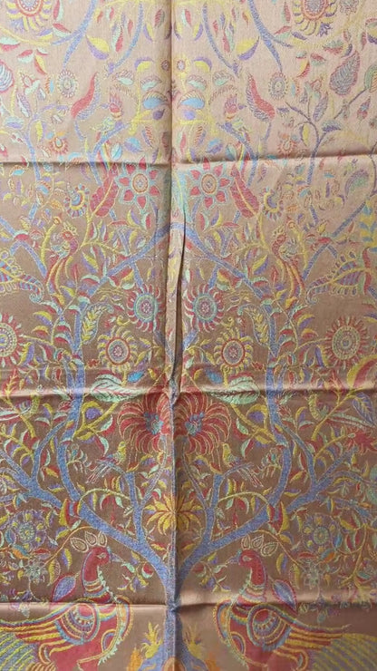 Original Paisley Schal in Bronze mit Pfauen- und Lebensbaum-Motiv aus Leinen und Seide, farbenfrohes Jacquard-Design, luxuriöse Unisex Tuch aus Indien video