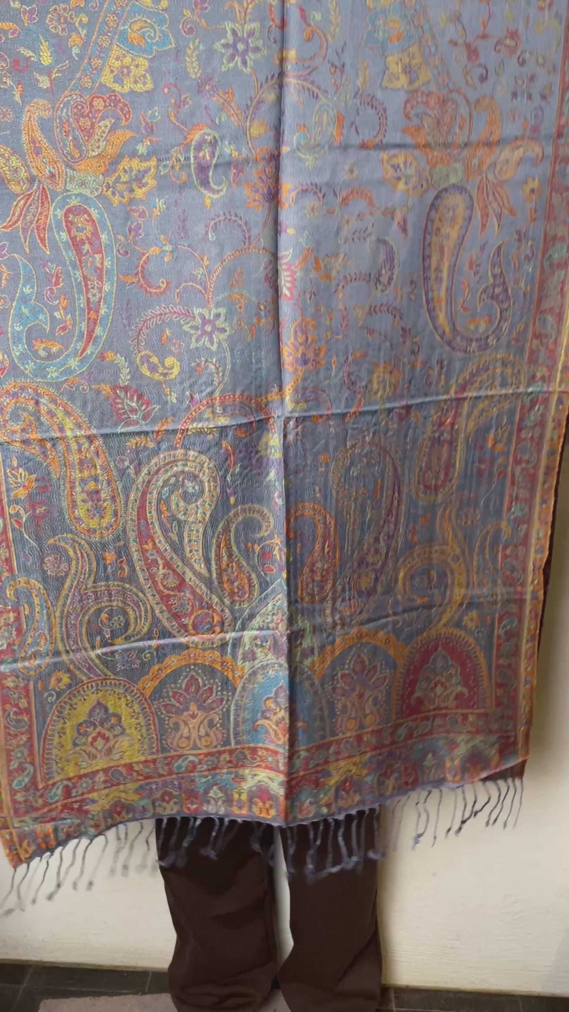 Fransen: Dunkelblaue Fransen Seiden-Viskose-Schal video blau