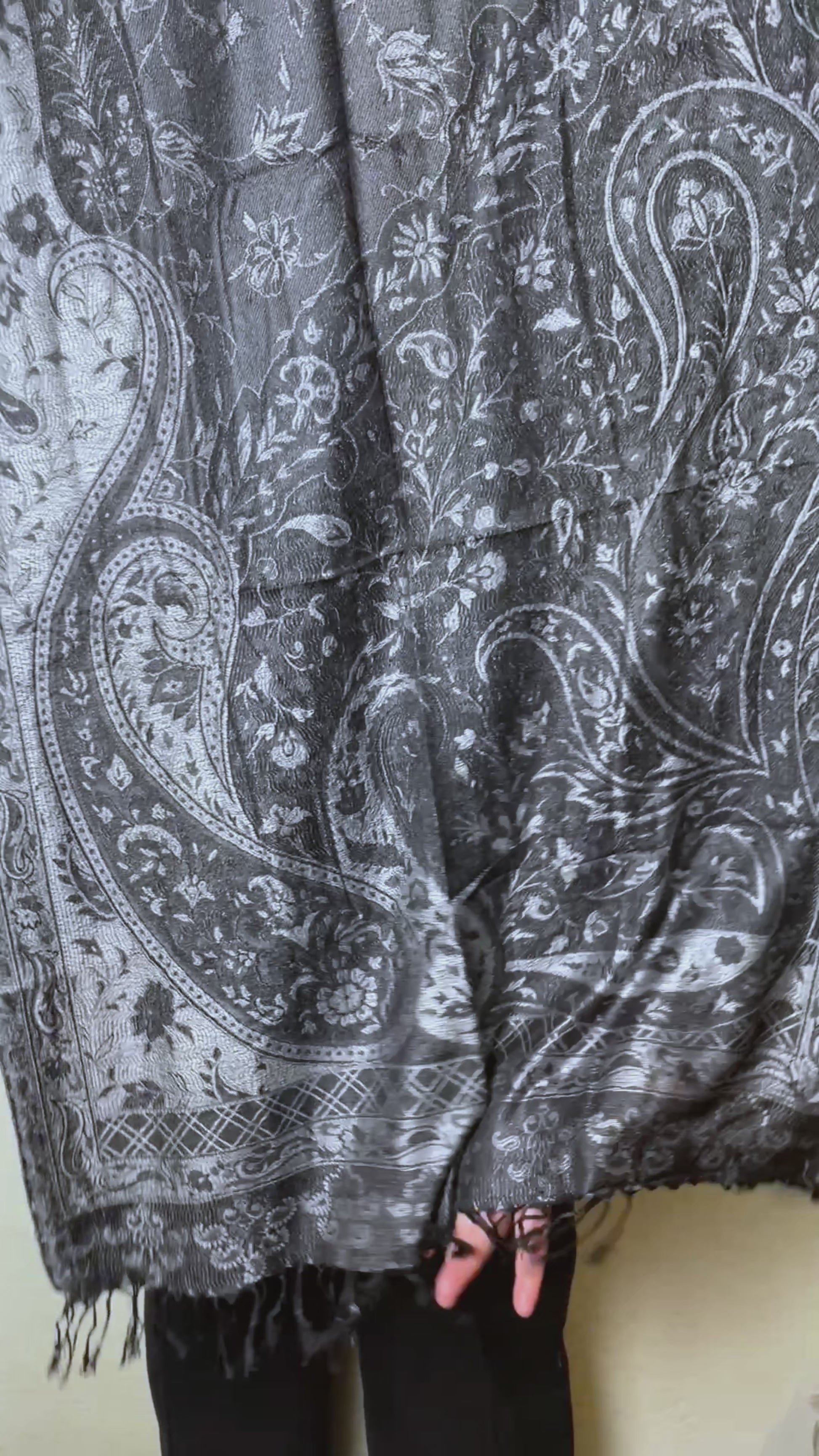 Midnight Silver Elegance Paisley Schal aus Indien Seide Viskose Video