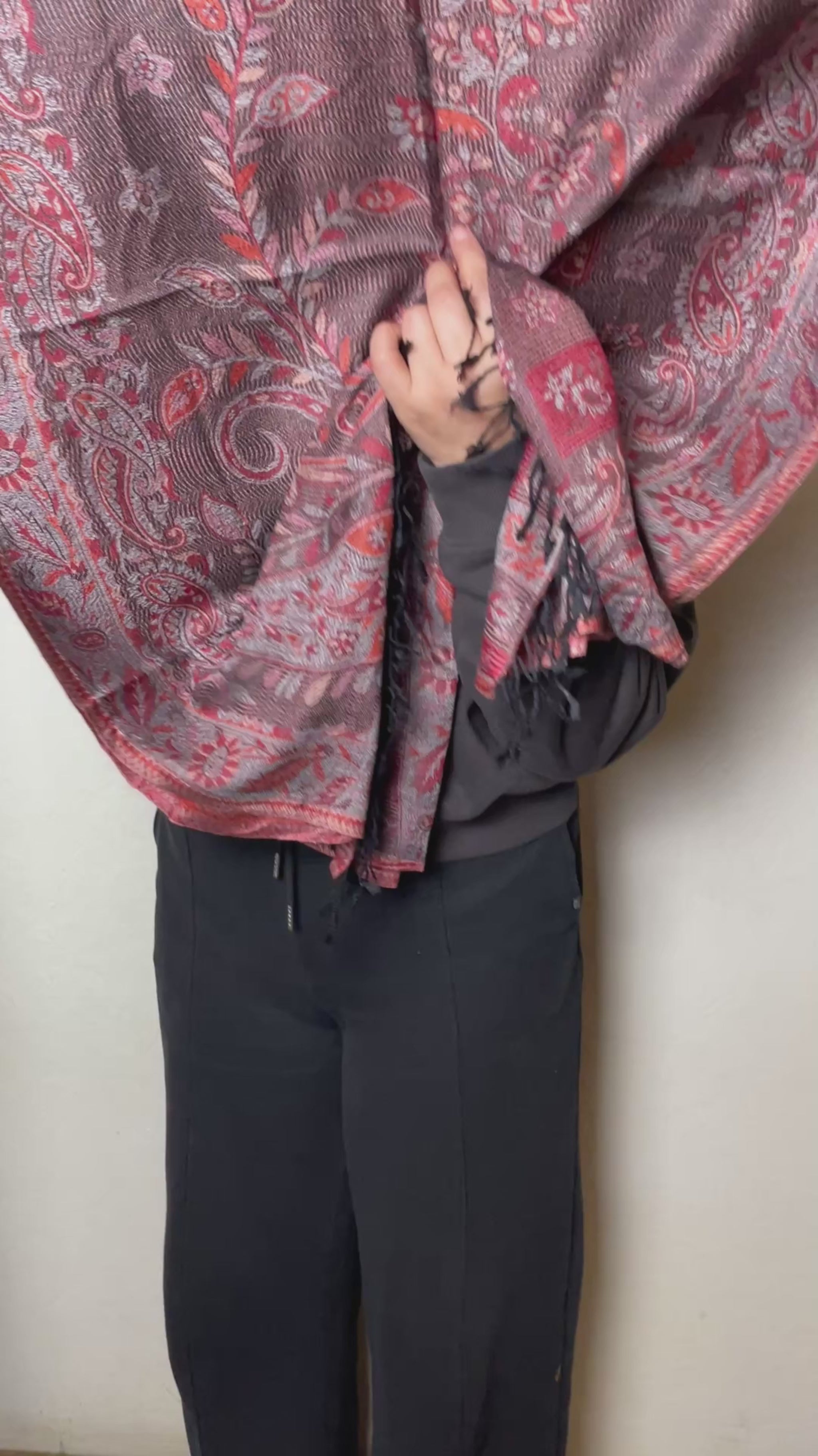 Wendeansicht: Paisley Wende Schal Terracotta Silber Grau Video