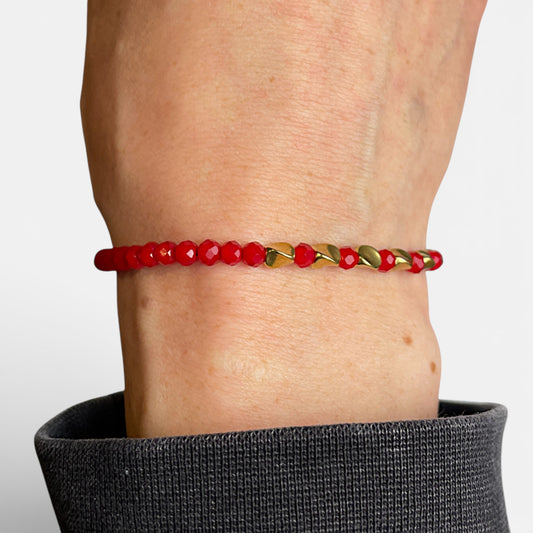 rotes-perlenarmband-granat-optik-am-handgelenk-getragen-tibet-schmuck-kunsang