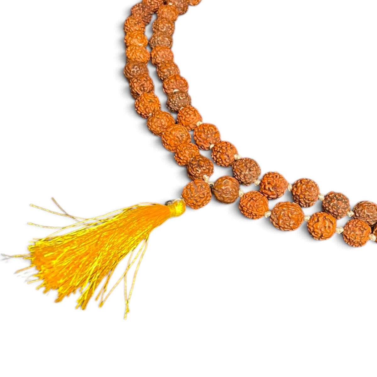 Guru-Perle der Rudraksha Mala mit goldgelber Seidenquaste im Detail