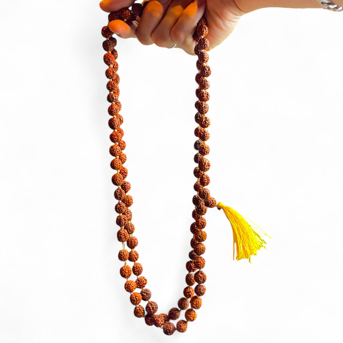 Rudraksha Mala 11 mm in der Hand gehalten – zeigt Länge und Grösse der Gebetskette