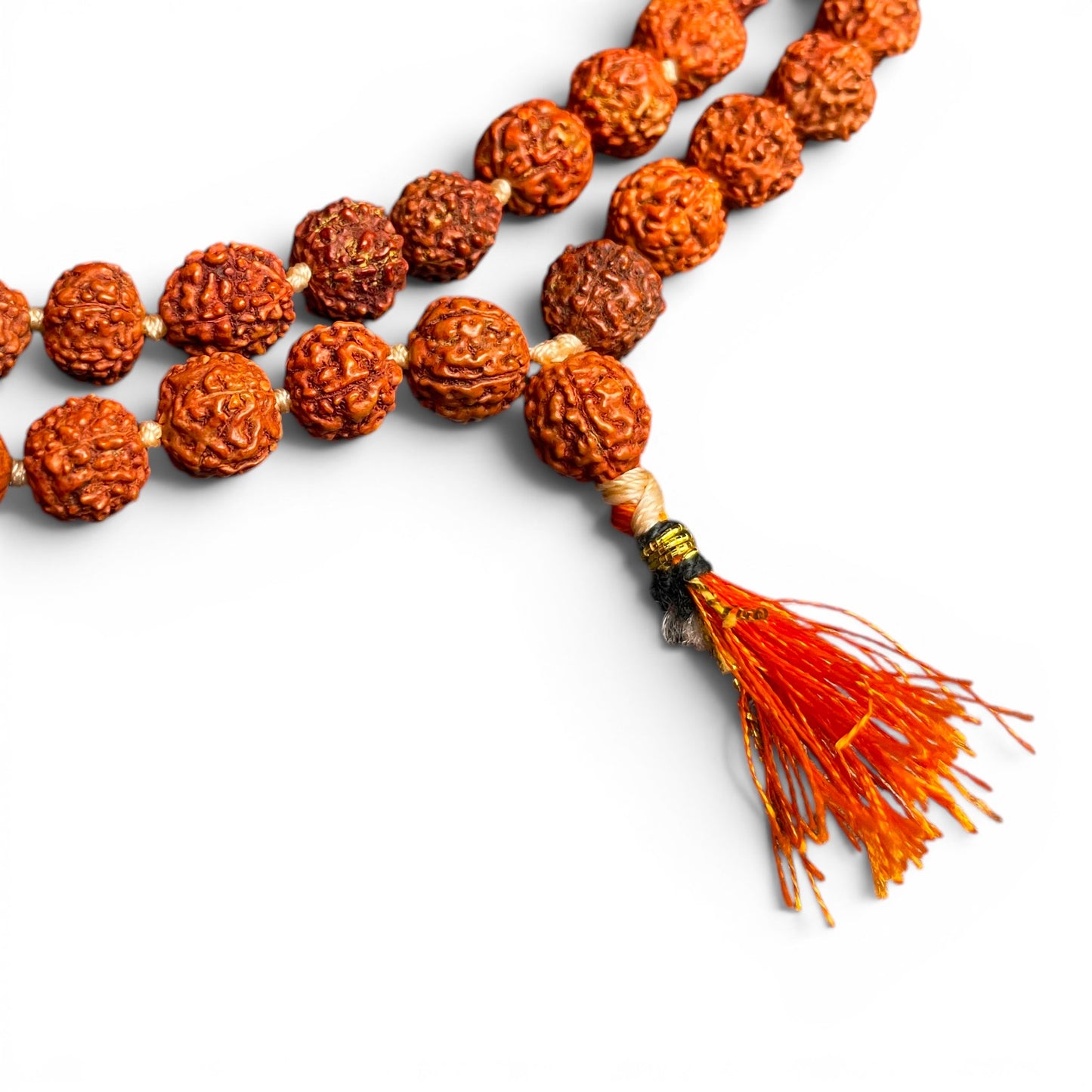 Rudraksha Mala Gross – Detailansicht Guru-Bead und orangefarbener Seidenquast – 108 Perlen Mala