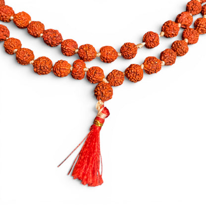 Detail des Guru-Beads und roten Tassels einer Rudraksha Mala – Himalaya Vibes Kramgasse Bern