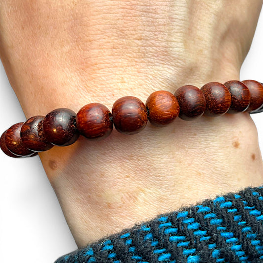 Sandelholz Mala Armband getragen am Handgelenk – Tibetischer Schmuck