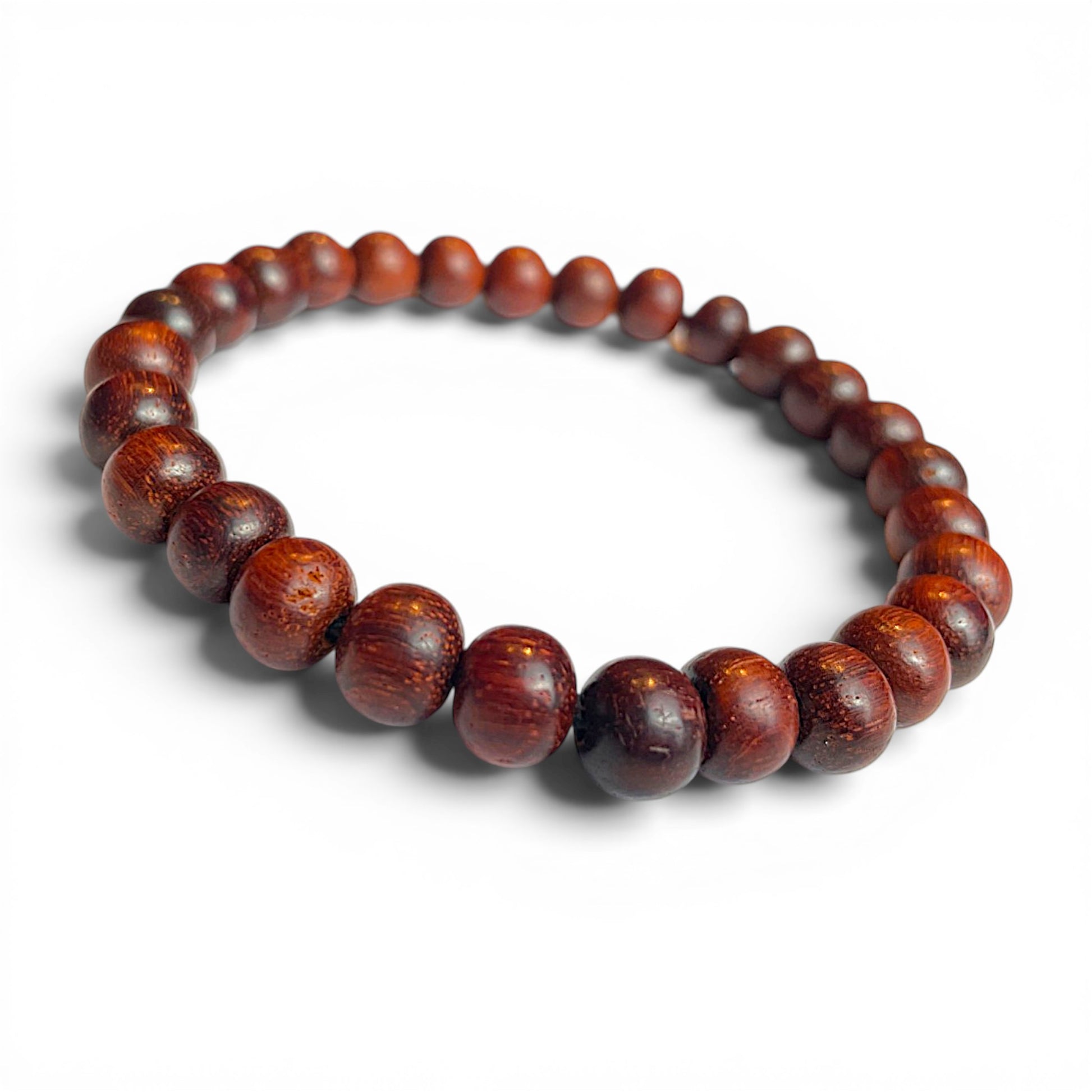 Detailansicht der hochwertigen Sandelholz-Perlen des Mala-Armbands