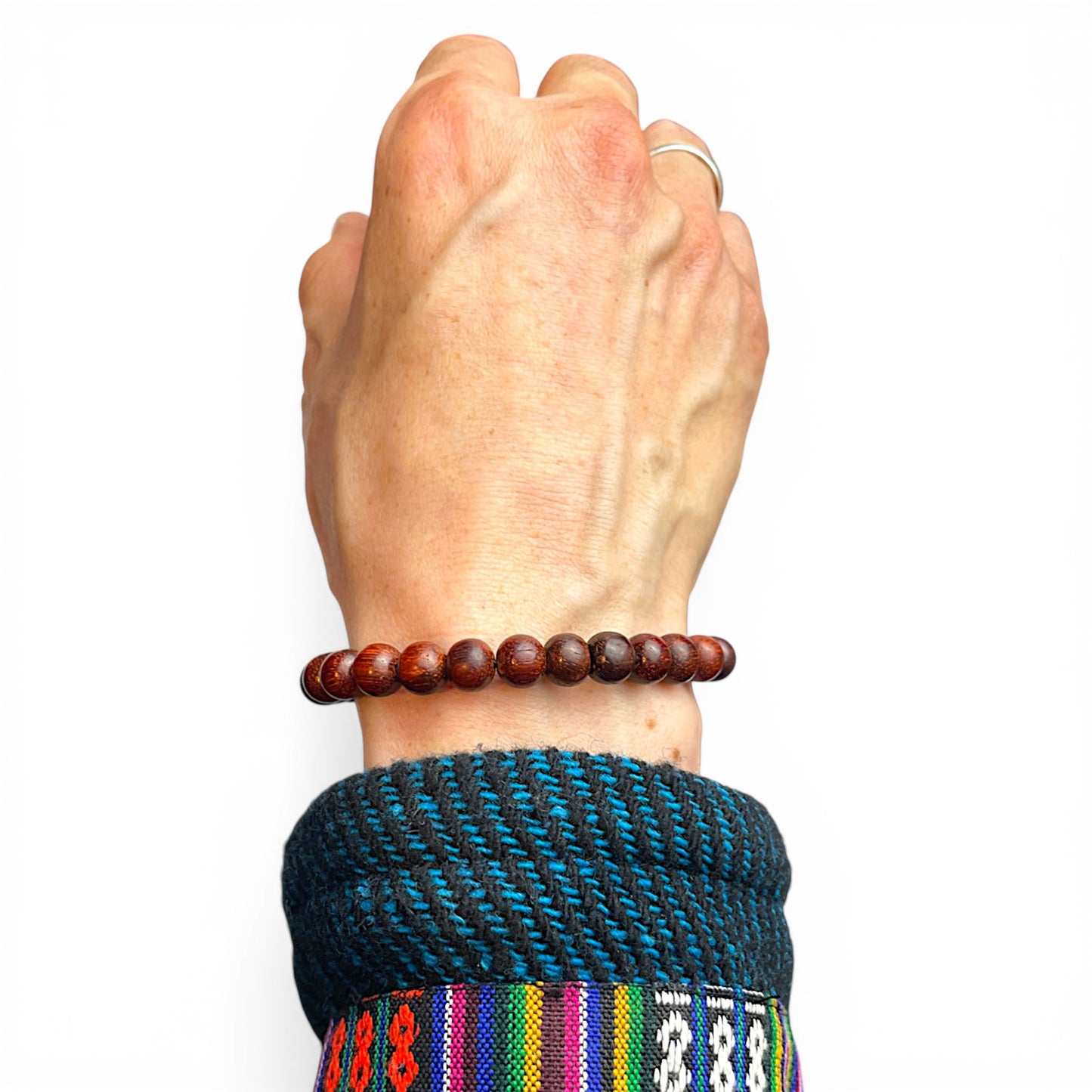 Nahaufnahme des Sandelholz Mala Armbands an einem Handgelenk