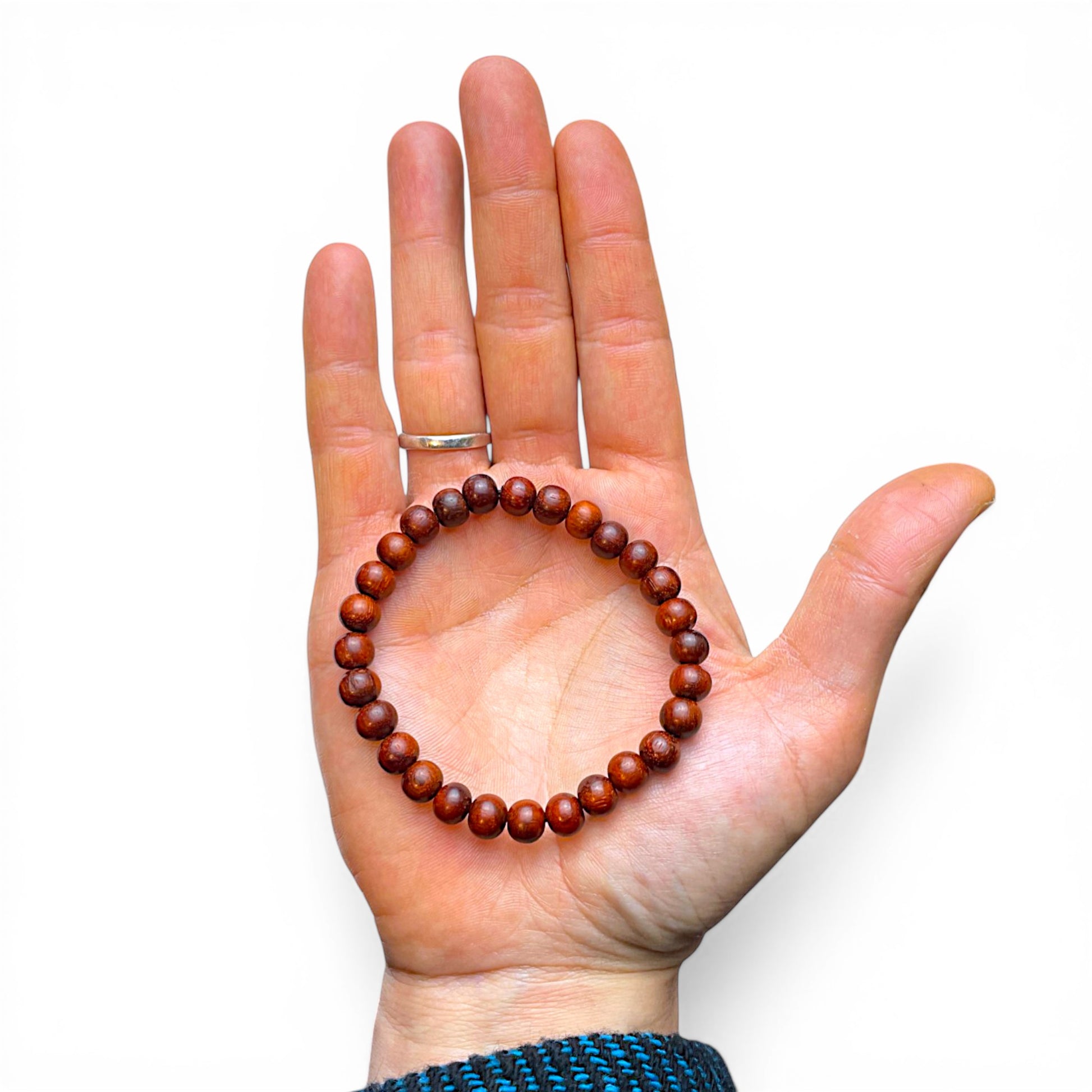 Handfläche mit Sandelholz Mala Armband, präsentiert im Himalaya Vibes Shop