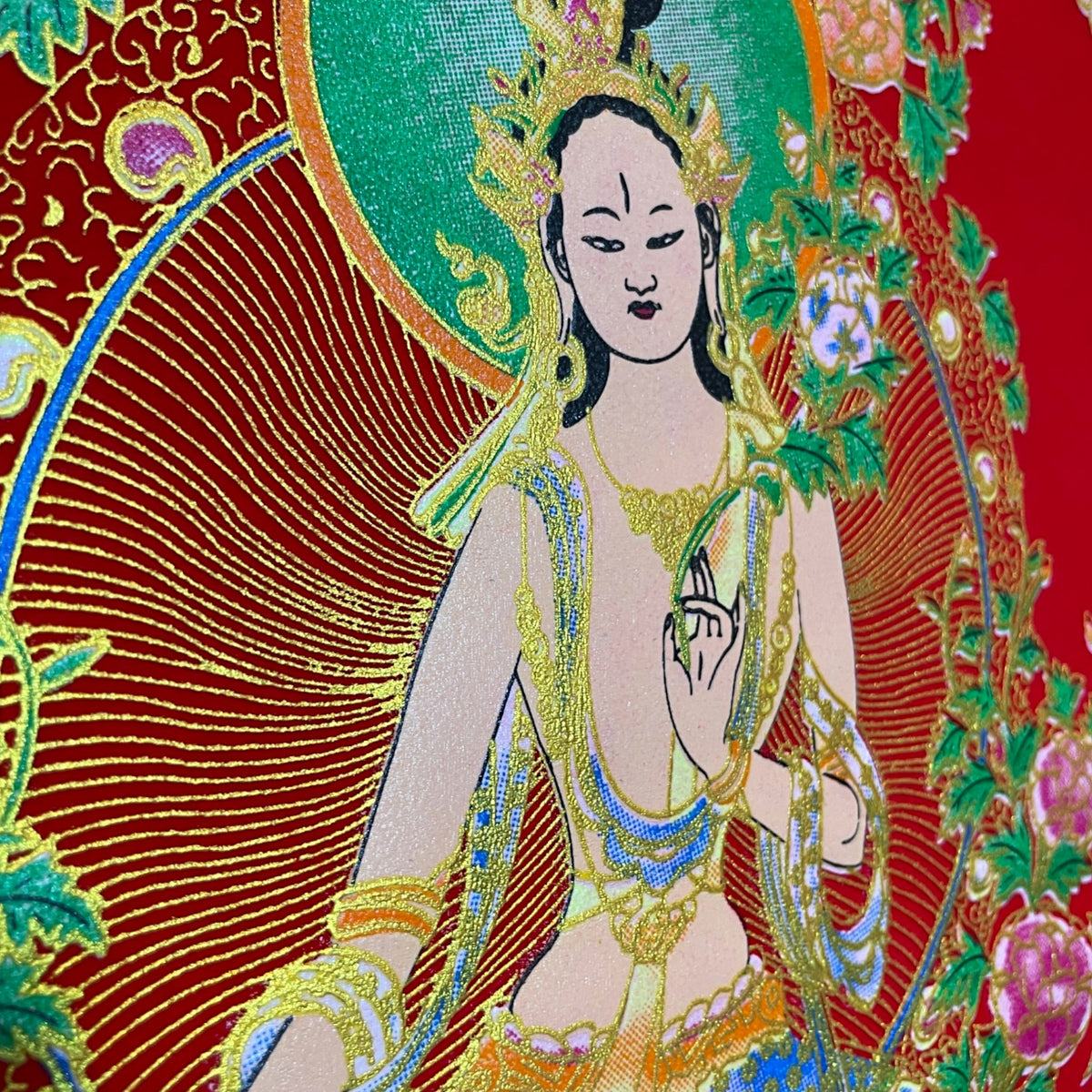 Nahaufnahme des Tara-Gesichts und der Goldkrone – Himalaya Vibes
