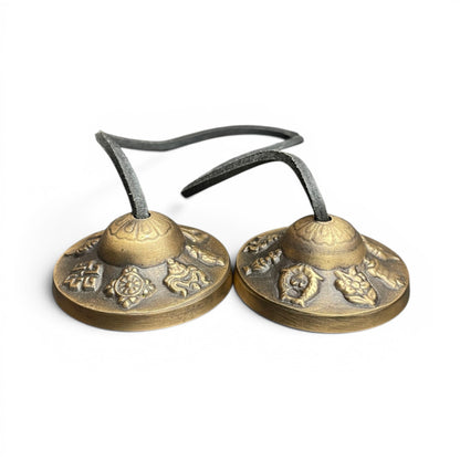 Tibetische Tashi-Zimbeln Tingsha 6cm – acht Glückssymbole Seitenansicht, Himalaya Vibes Bern
