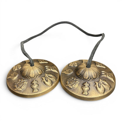 Tibetische Tashi-Zimbeln Tingsha 8cm – acht Glückssymbole Seitenansicht, Himalaya Vibes Bern
