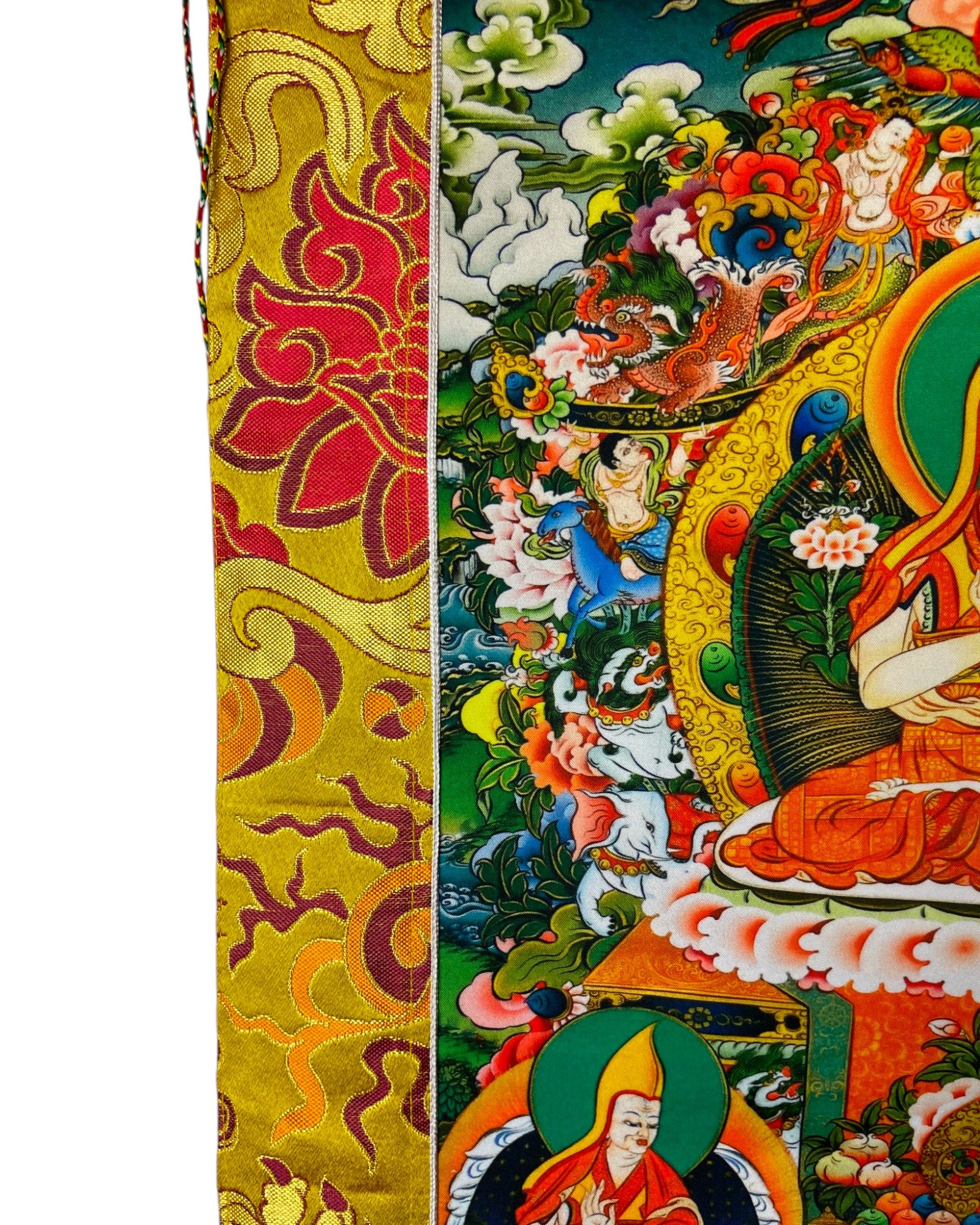 Detail des goldenen Seidenbrokats mit traditionellen tibetischen Mustern am Rand des Thangkas.