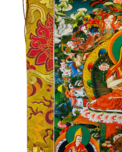 Detail des goldenen Seidenbrokats mit traditionellen tibetischen Mustern am Rand des Thangkas.