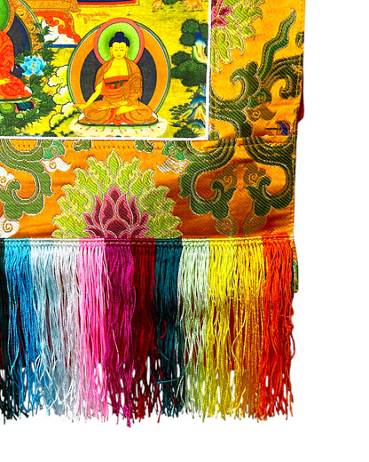 Nahaufnahme der bunten Seidenfransen am unteren Ende des Thangkas.