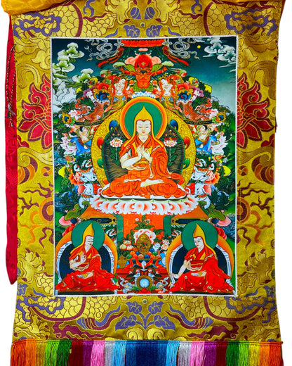 Detailansicht des Je Tsongkhapa Thangka Leinwanddrucks mit feiner Goldveredelung und Brokatrahmen.