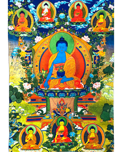 Detailansicht des Medizin-Buddhas im Zentrum des Thangkas mit Goldveredelung.