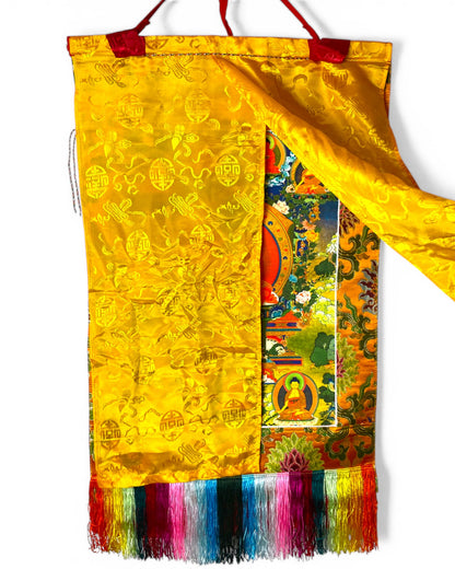 Medizin-Buddha Thangka mit teilweise geöffnetem gelben Schutzvorhang.
