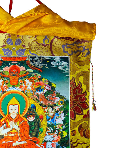 Ansicht des oberen Bereichs des Thangkas mit der Vorrichtung zur Aufhängung und gelbem Brokat.