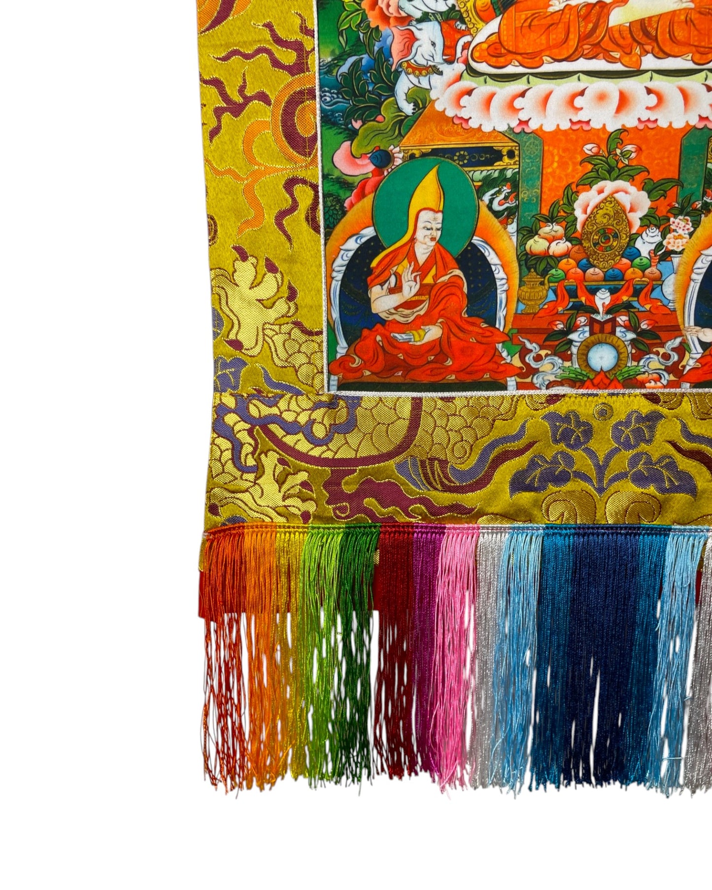 Detailansicht der bunten Regenbogen-Fransen am unteren Ende des tibetischen Wandbildes.
