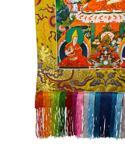 Detailansicht der bunten Regenbogen-Fransen am unteren Ende des tibetischen Wandbildes.
