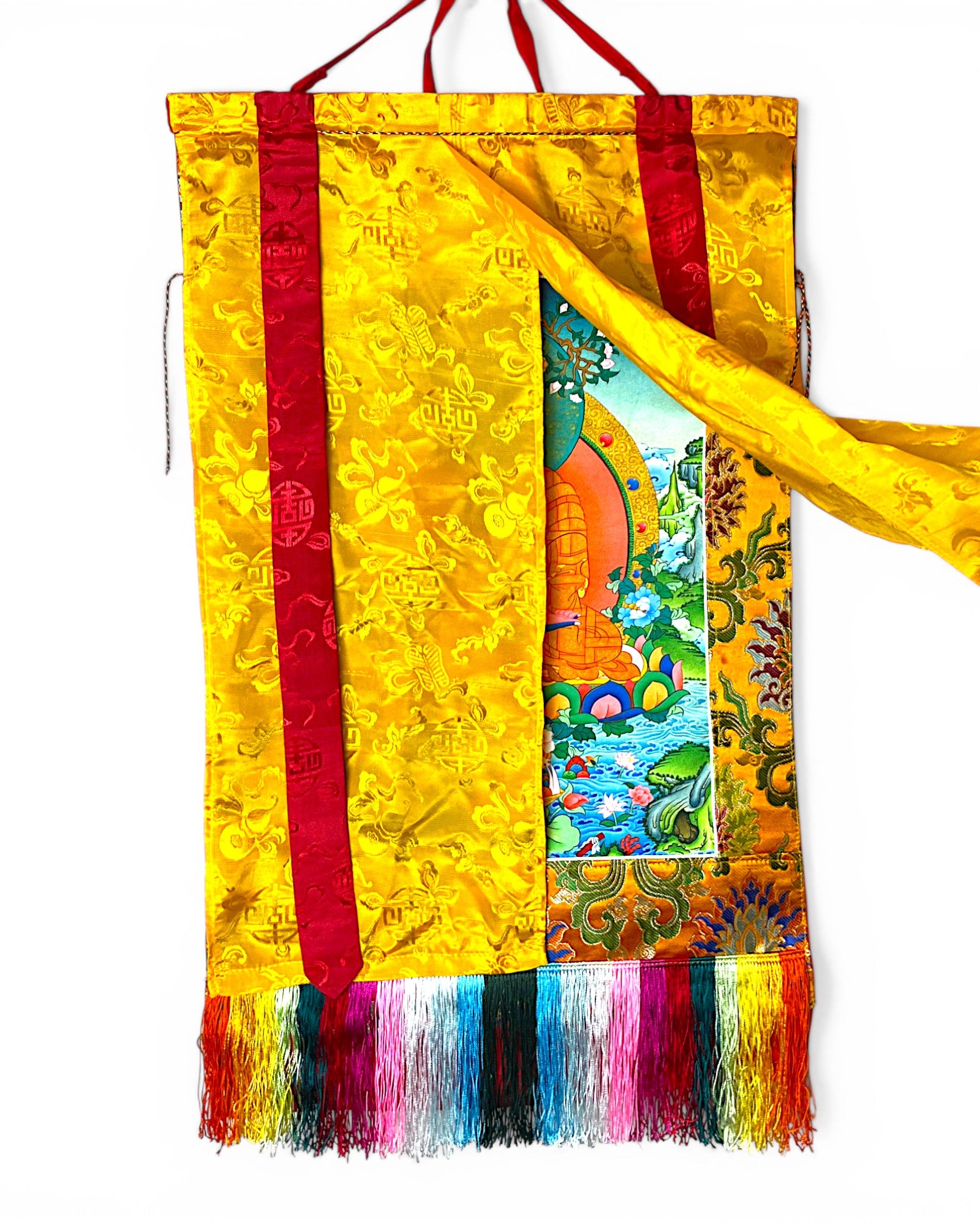 Medizin-Buddha Thangka mit teilweise zur Seite geschlagener gelber Seidenschutzhülle.
