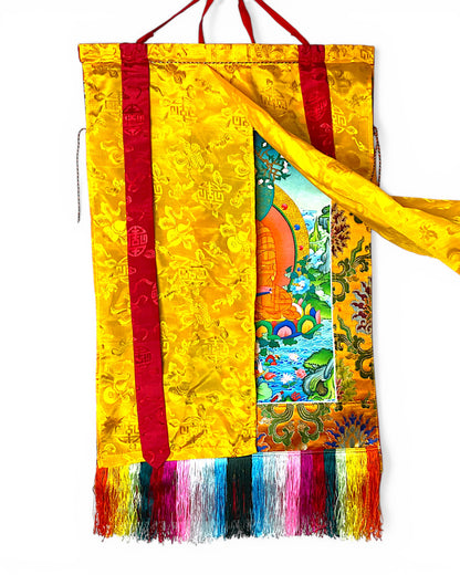 Medizin-Buddha Thangka mit teilweise zur Seite geschlagener gelber Seidenschutzhülle.