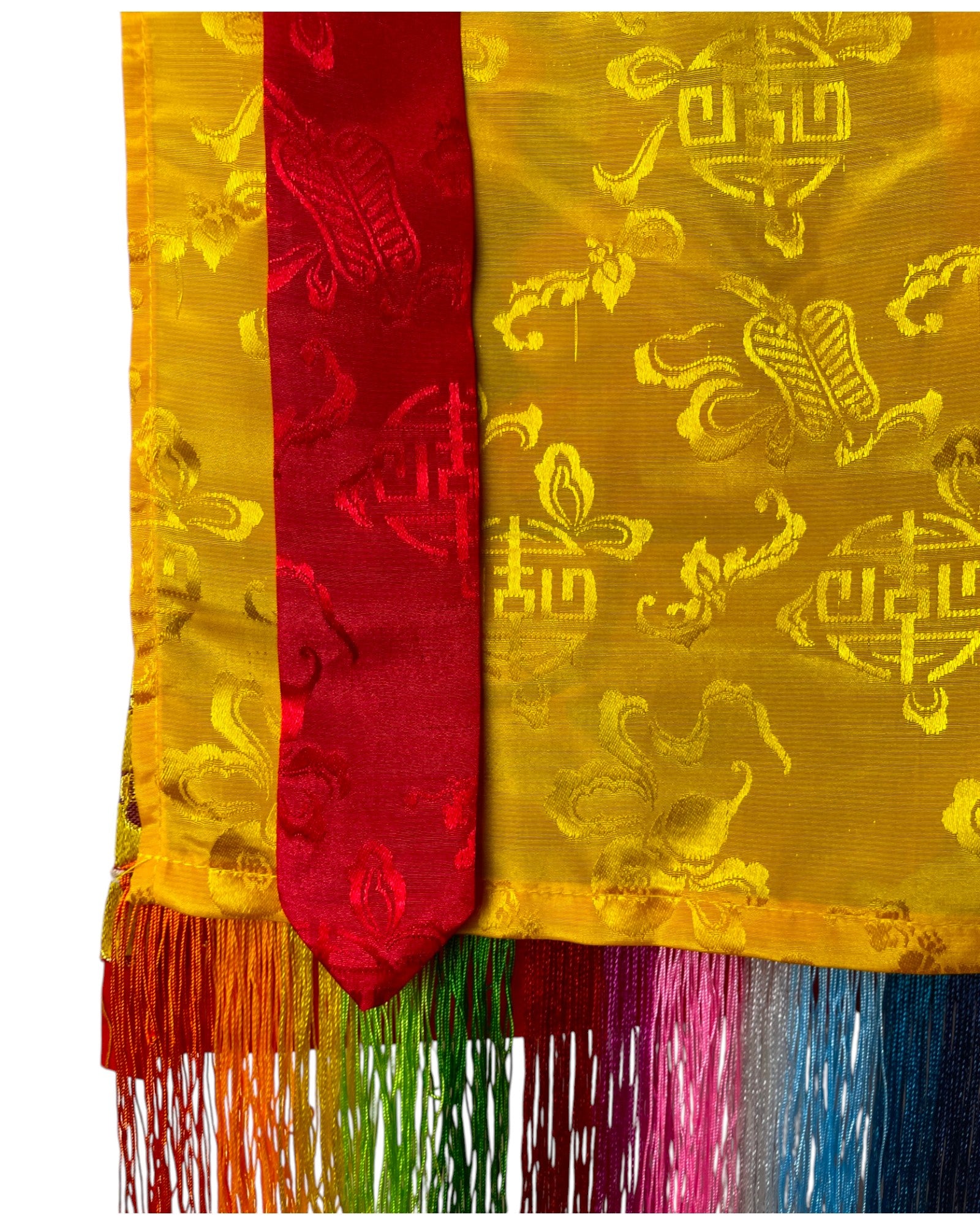Nahaufnahme des gelben und roten Seidenbrokats mit Regenbogen-Fransen am Tibetischen Thangka – Himalaya Vibes Bern.
