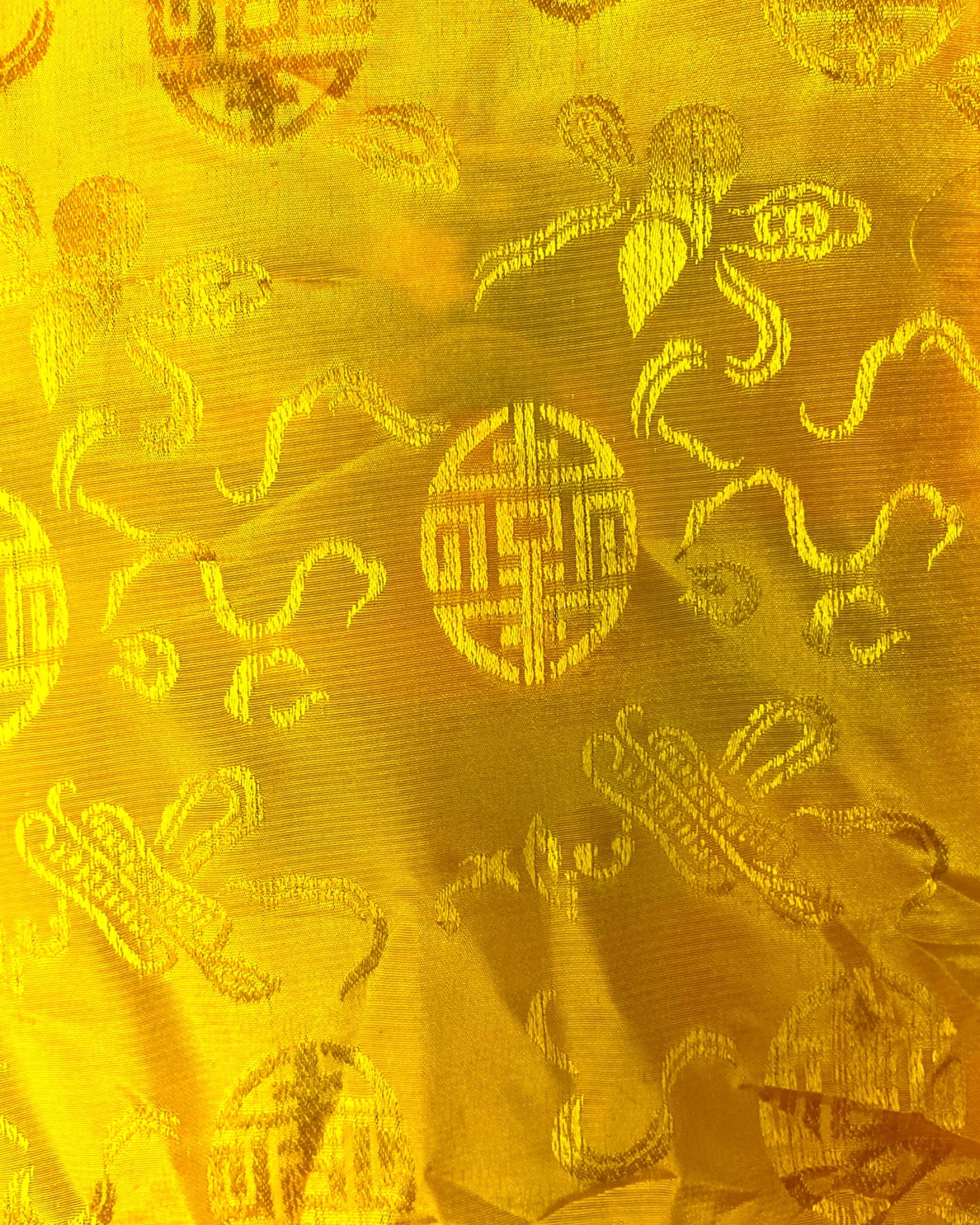 Makroaufnahme der Textur und Goldfäden des traditionellen Brokatrahmens.