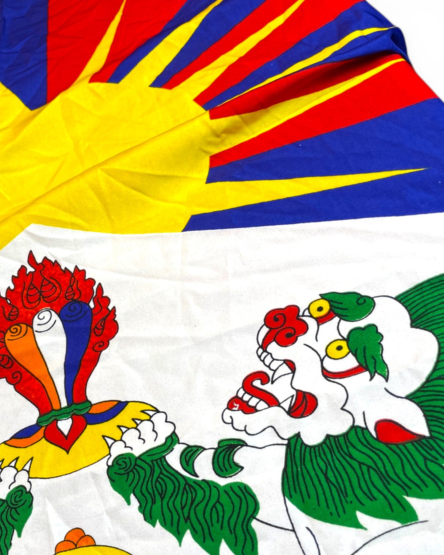 Tibetische Flagge mit Schneeloewen vor weissem Hintergrund – Himalaya Vibes Bern