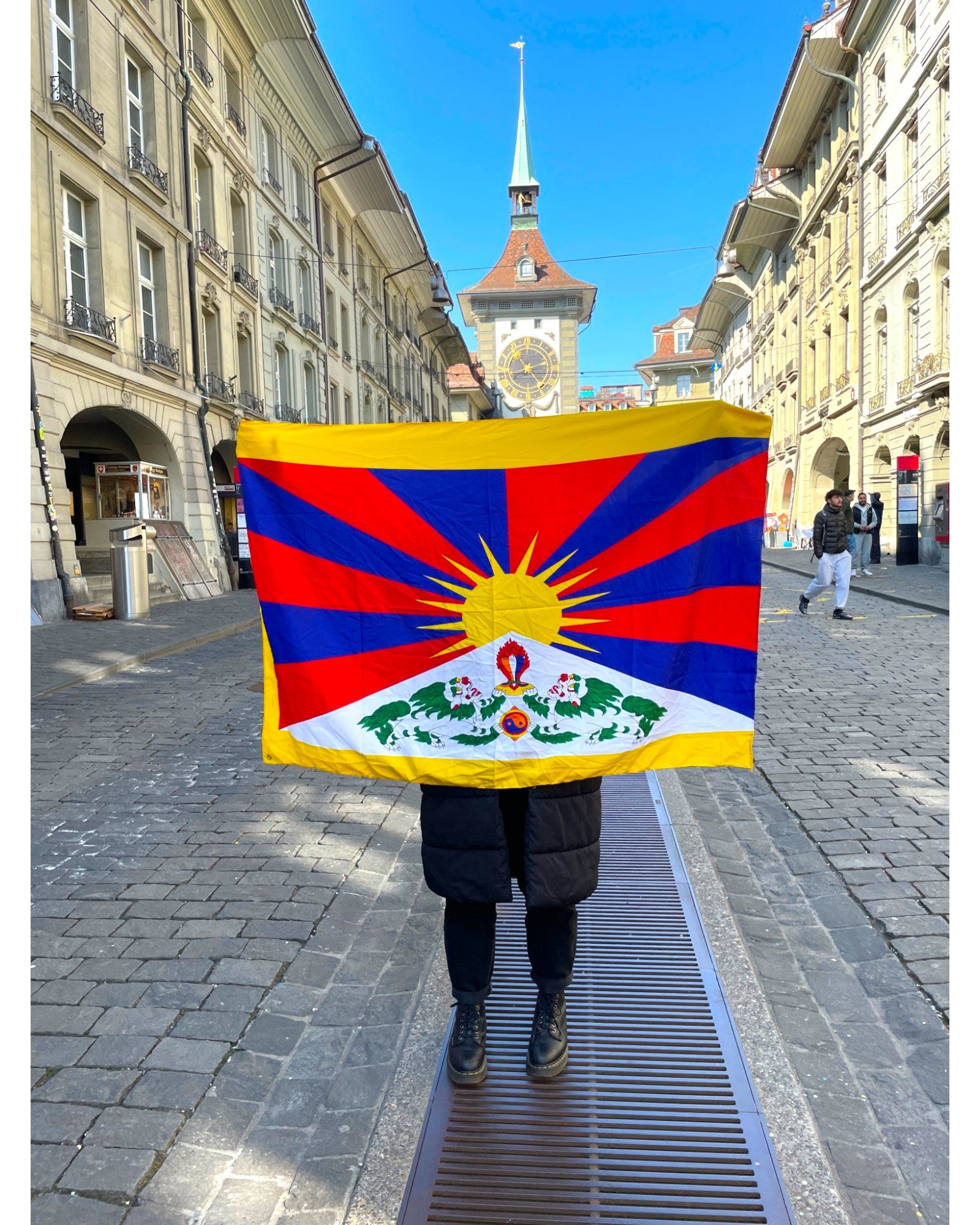 Tibetische Nationalflagge präsentiert in der Kramgasse Bern vor dem Zytgloggeturm – Himalaya Vibes Bern