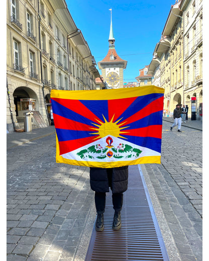 Tibetische Nationalflagge präsentiert in der Kramgasse Bern vor dem Zytgloggeturm – Himalaya Vibes Bern