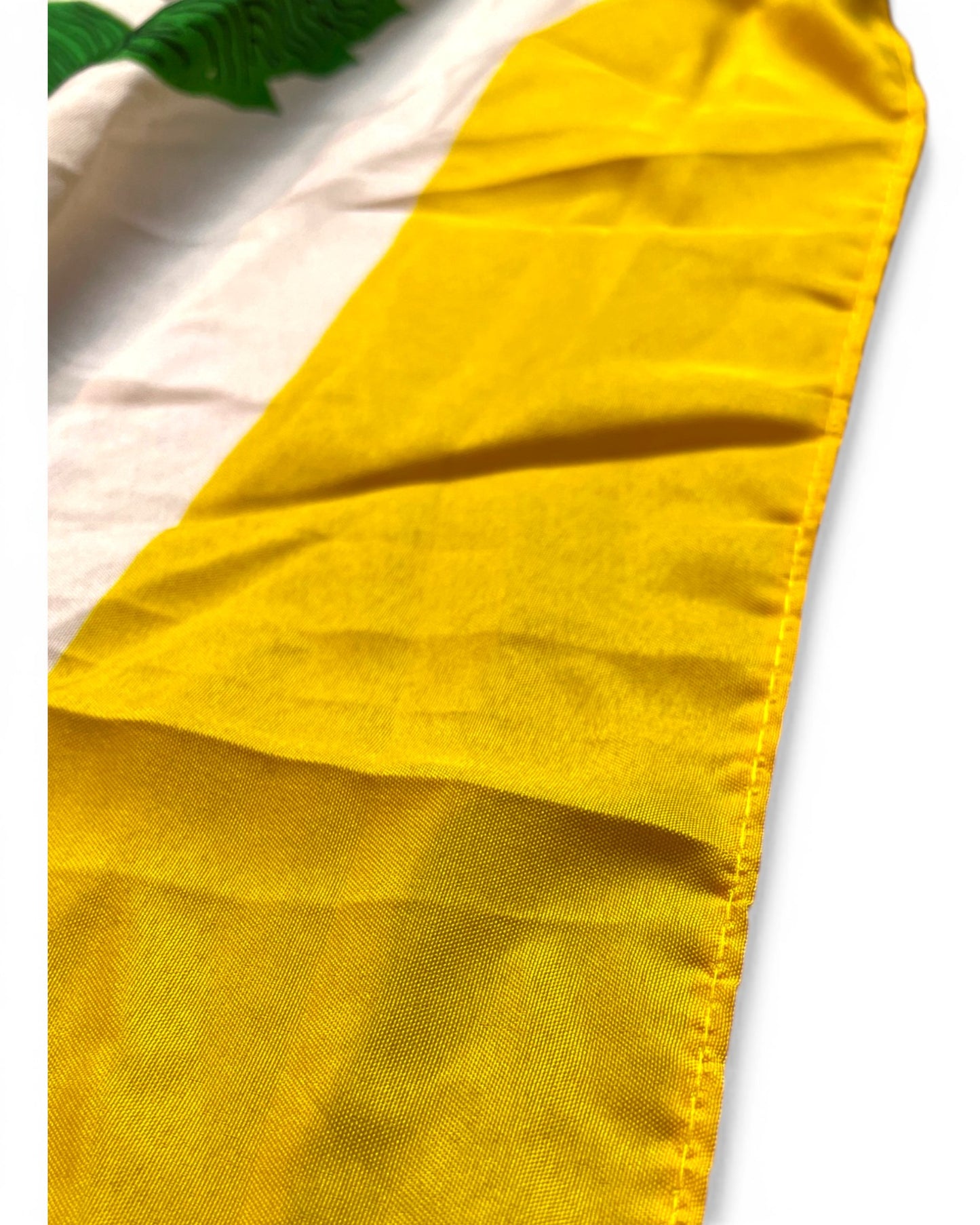 Nahaufnahme der Stoffstruktur und des gelben Saums der Tibet Flagge