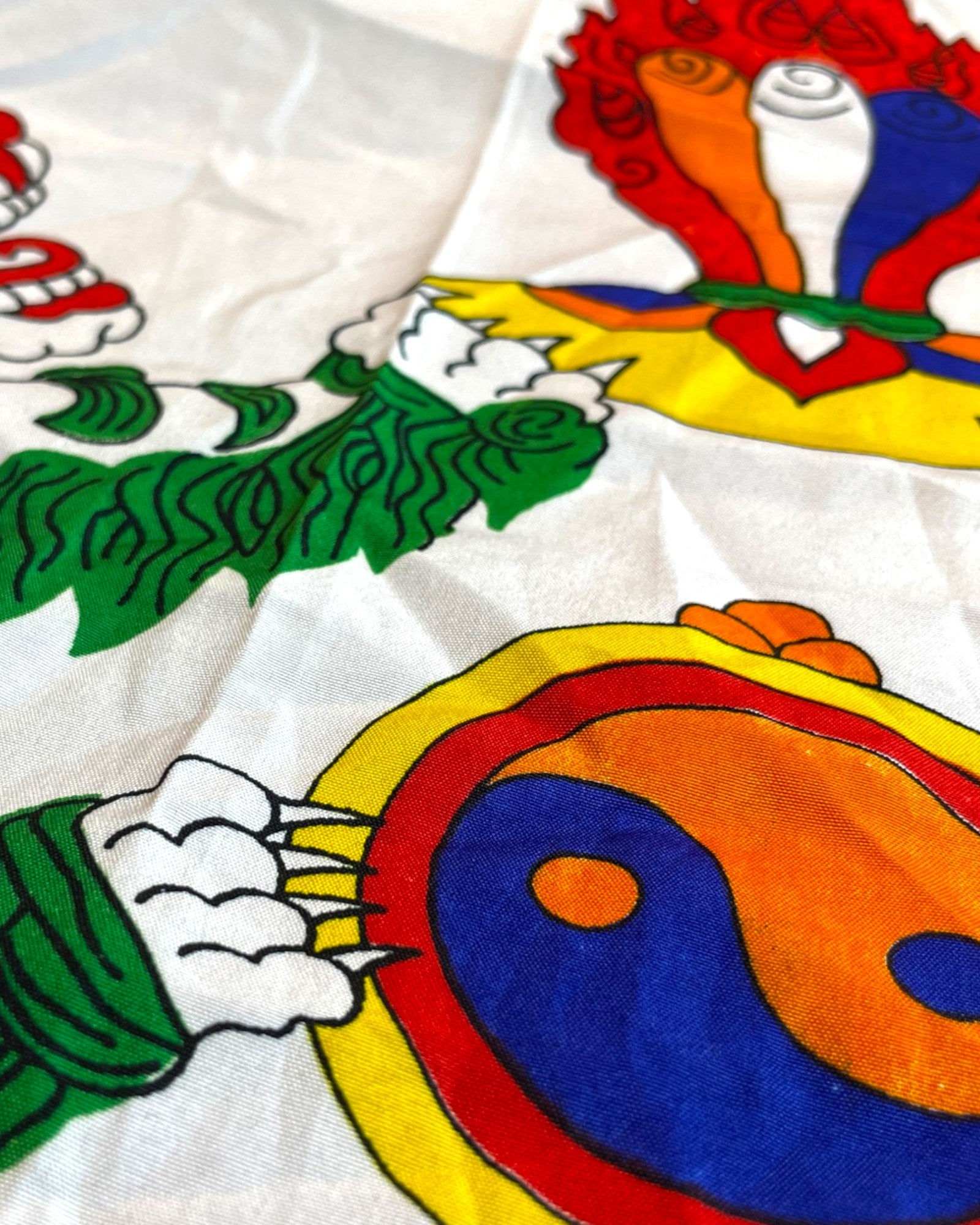 Detail der tibetischen Flagge mit Fokus auf das farbige Yin-Yang Symbol