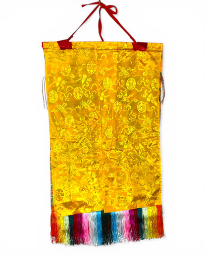 Rückansicht des Thangkas mit dem schützenden gelben Seidenvorhang.