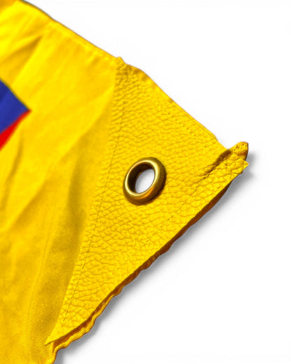 Detailaufnahme der robusten Metall-Oese und Randverstärkung der Tibet Flagge