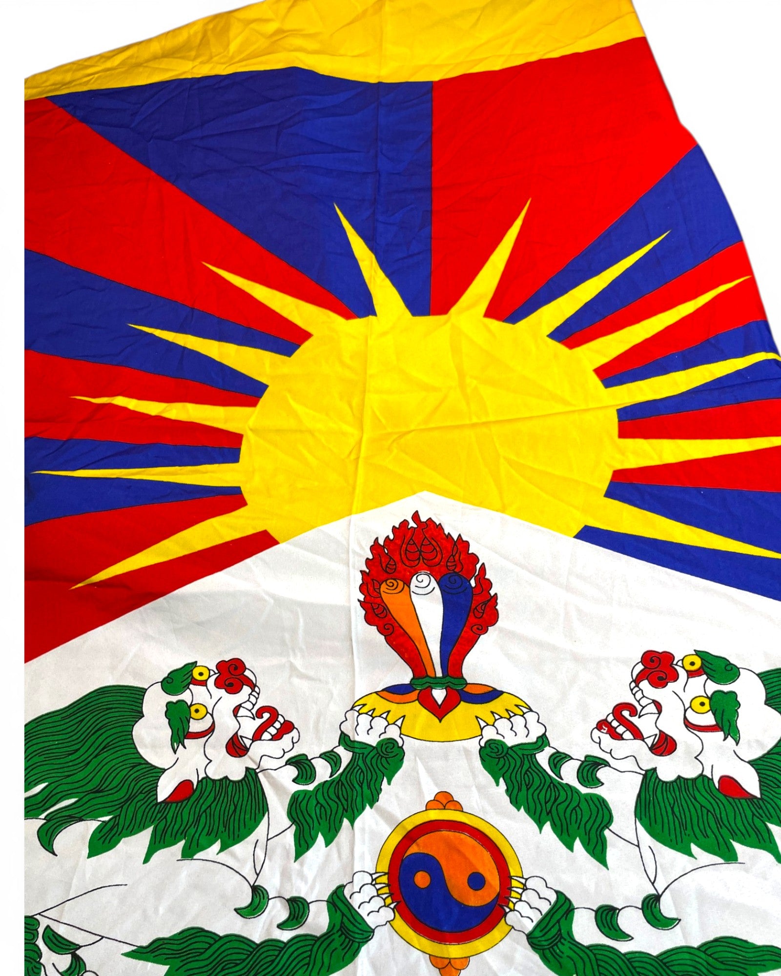 Nahaufnahme der Symbole: Schneeloewe und strahlende Sonne auf der Tibet Flagge