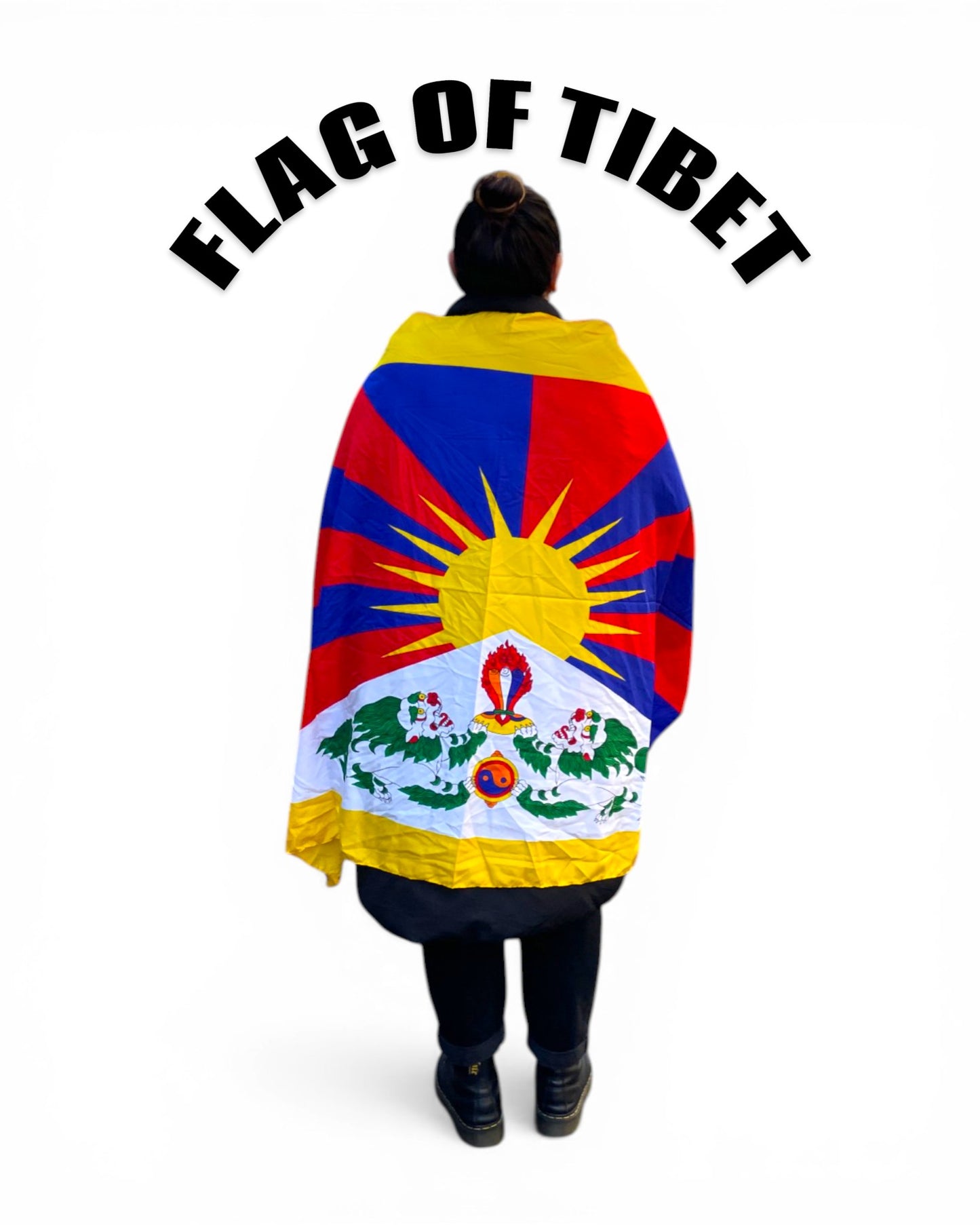 Person traegt die Tibet Flagge als Umhang vor weissem Hintergrund