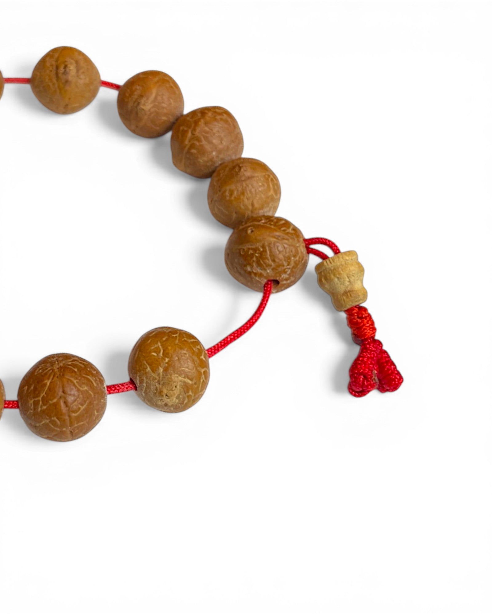Nahaufnahme der Knoten-Technik bei einem tibetischen Mala Armband aus Bodhi Samen