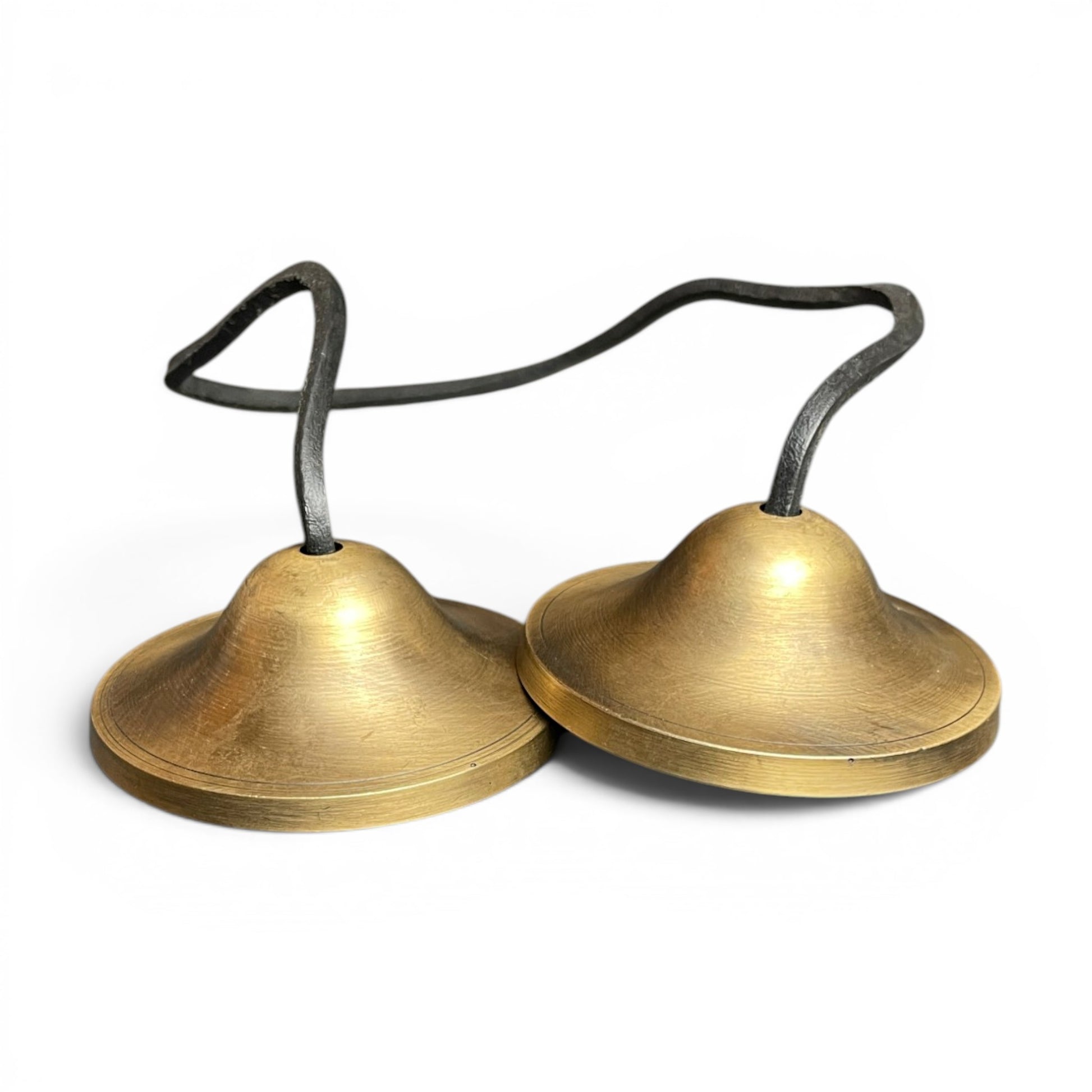 Tibetische Zimbeln Tingsha 6,5cm blank – Seitenansicht hohe Kuppe Messing, Himalaya Vibes Bern
