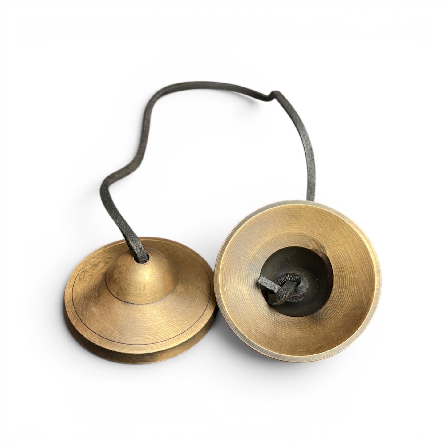 Tibetische Zimbeln Tingsha 6cm blank – Draufsicht Messing mit Lederband, Himalaya Vibes Bern
