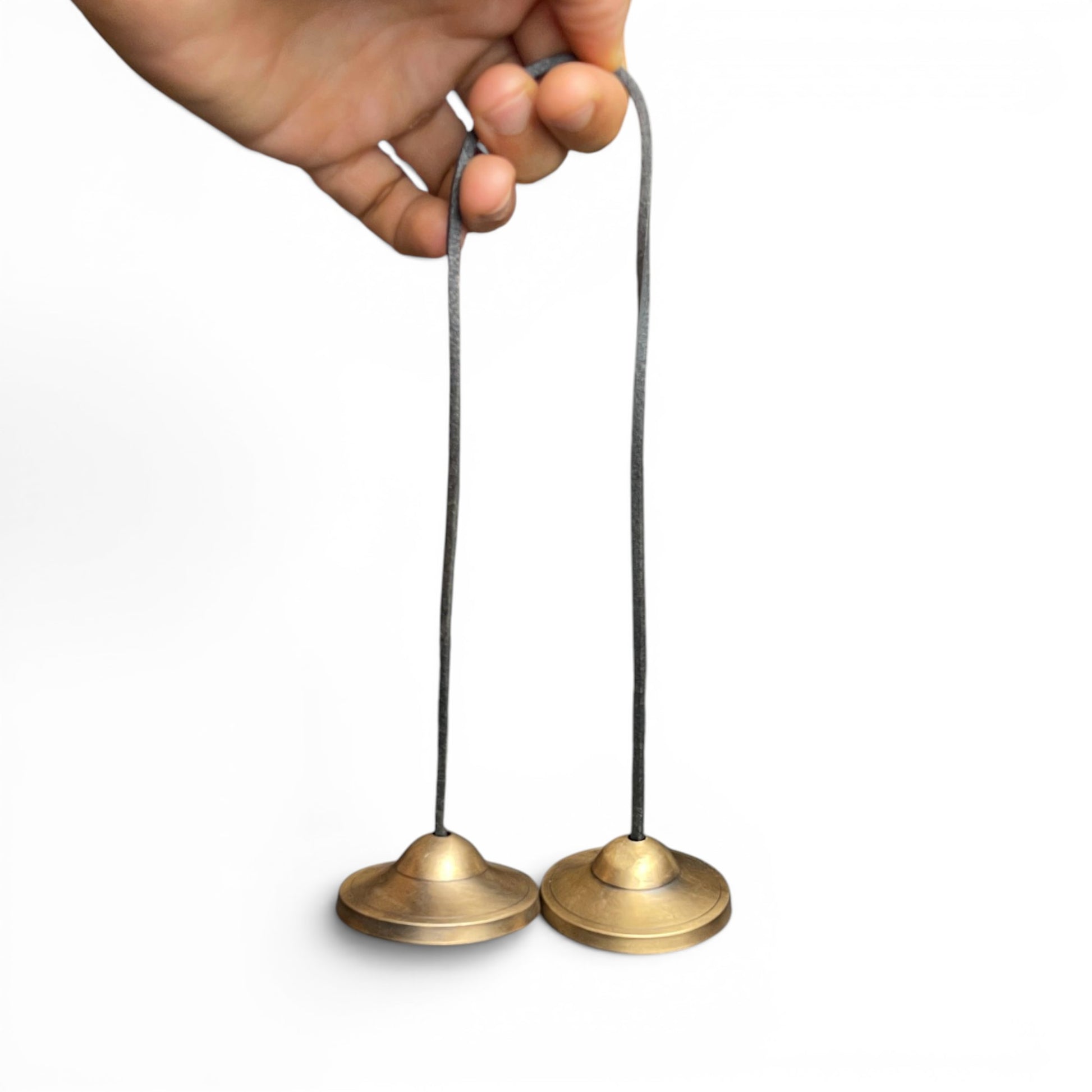 Tingsha Zimbeln in der Hand – korrekte Haltung tibetische Meditation Zimbeln, Bern Schweiz