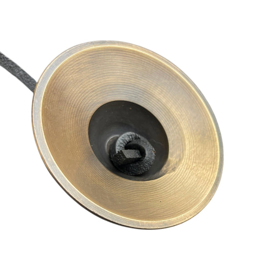 Tingsha Zimbeln Innenseite mit Lederband – tibetische Meditation Zimbeln kaufen Schweiz
