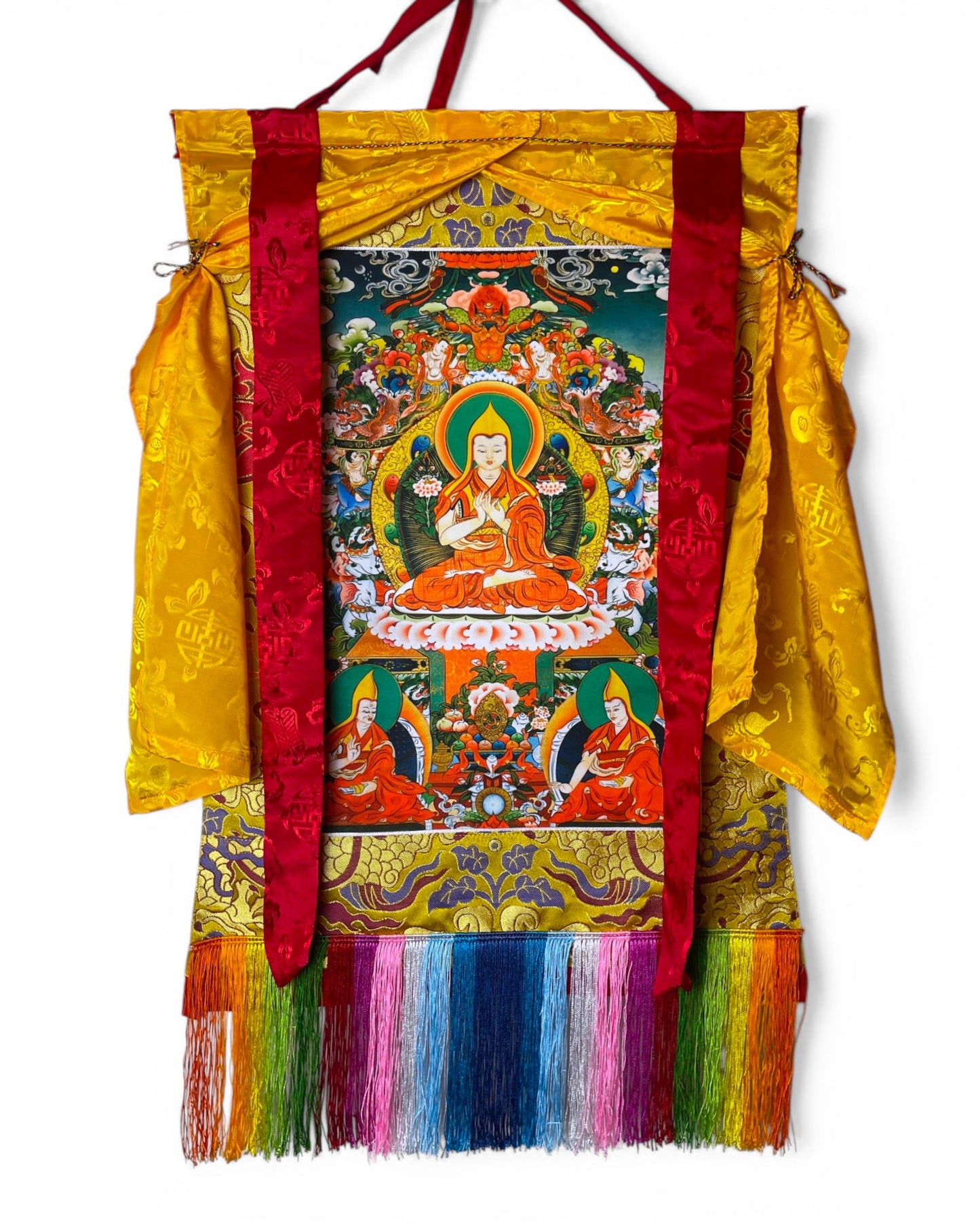 Tibetischer Thangka von Je Tsongkhapa mit gelbem Seidenbrokat und roten Bändern – Himalaya Vibes Bern.
