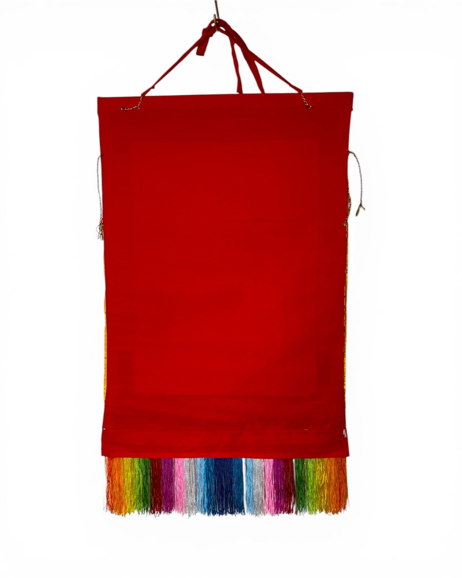 Die Rückseite des Je Tsongkhapa Thangkas mit rotem Stofffutter und bunten Fransen.