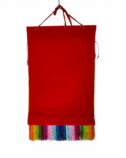 Die Rückseite des Je Tsongkhapa Thangkas mit rotem Stofffutter und bunten Fransen.