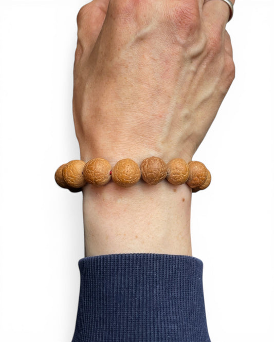 Tibetisches Mala Armband aus Bodhi Samen am Handgelenk getragen